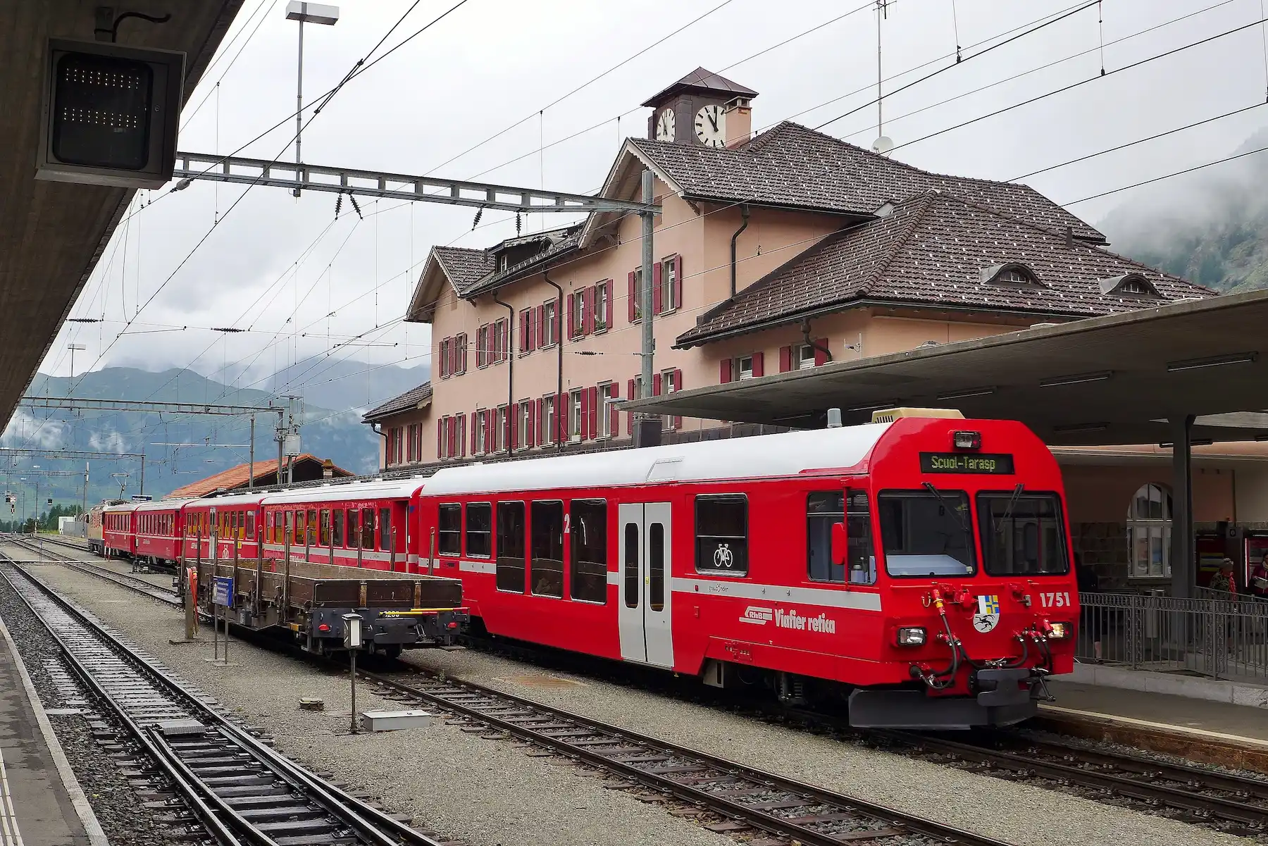 Pontresina: La Fermata Incantata del Trenino Rosso del Bernina Pontresina: La Fermata Incantata del Trenino Rosso del Bernina